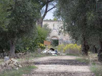 A dividerci dall�edificio ci sono trecento metri di cammino: un percorso sul quale � bene soffermarci, visto che proprio da qui un tempo passava la gloriosa via Traiana, strada aperta dai Romani tra il 108 e il 109 d.C. per collegare Benevento a Brindisi
